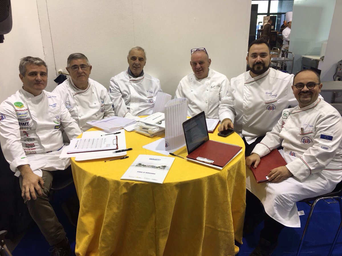 NicNazionale's tweet photo. 7° Trofeo Baroni - Associazione Cuochi Bergamo. In giuria la #NazionaleItalianaCuochi con gli chef Francesco Gotti e Paolo Forgia. https://t.co/ZsKsZs03vd