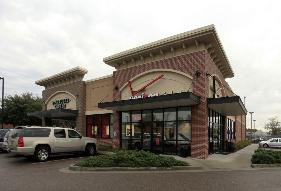 LeeCharleston's tweet photo. Will Sherrod Represented the Seller of Starbucks and Verizon retail building in Summerville, SC. #LeeCharleston https://t.co/WyHTDWFHuQ