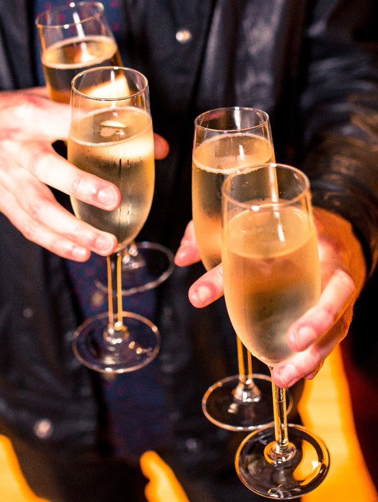 Bij een bezoek aan zo een deftig pand mag een glaasje bubbles niet ontbreken. Verkrijgbaar in het souterrain. willetholthuysen.nl/activiteiten/m…