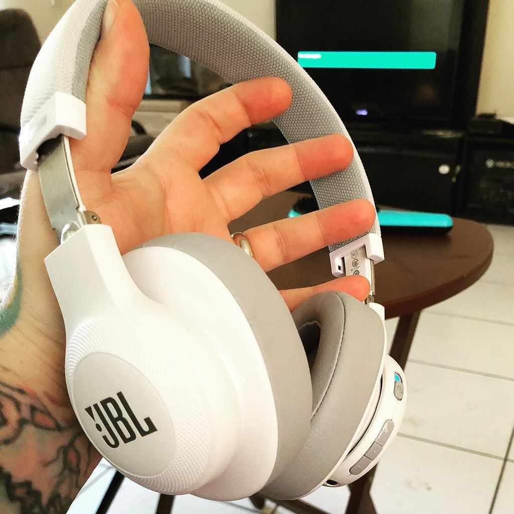 KeaganGrimm's tweet photo. Got some new Bluetooth wraparounds today. They sound amazing. #jblaudio #hiphop #horrorcore #grimmgutter #instagrimm https://t.co/vp0Q2LGqCy