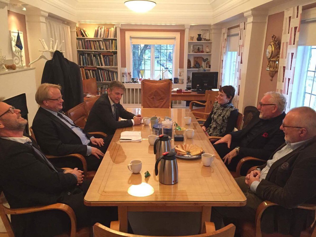 Trevligt besök i stugan i em. Försvarsminister Hultqvist och statssekreterare Salestrand. Prat om utvecklingen i stan och försvarspolitik