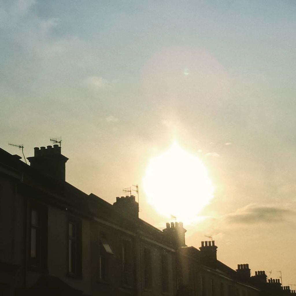 star100x's tweet photo. It may be November but at least the sun is out for the school run!! #schoolrun #sunnydays #rooftops #warmsky #feel⦠https://t.co/1a5gNuWmtp https://t.co/VRTH13tqRr