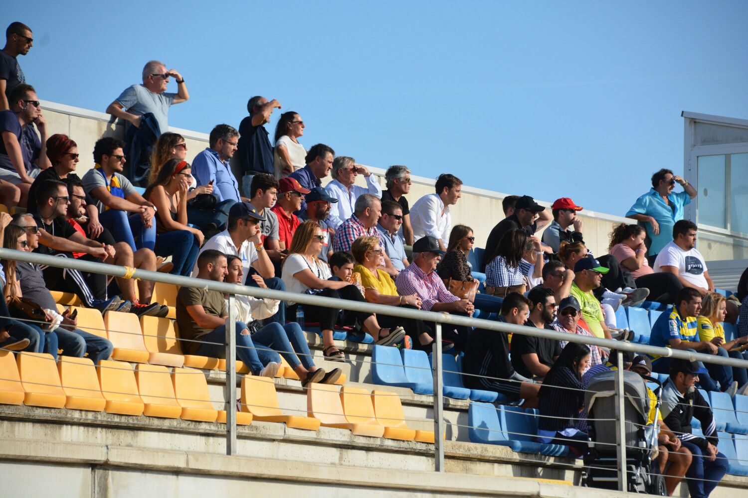 Aficionados viendo al filial del Cádiz en el campo Ramón Blanco (Foto:CCF).