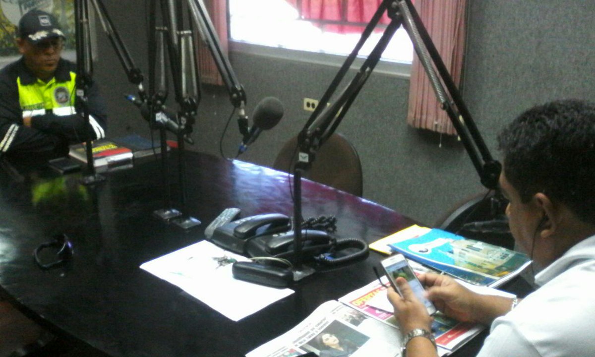 policiadepanama's tweet photo. Estamos emitiendo mensajes y recomendaciones sobre el manejo preventivo y respeto a la normas, a través de #RadioPoderosa en Aguadulce. https://t.co/9y58gHOgH9