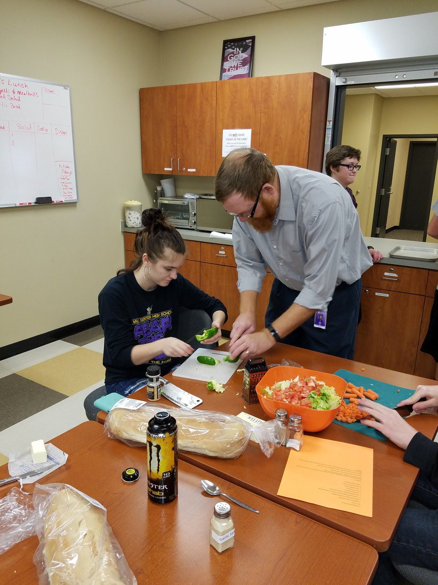 RKhosravipour's tweet photo. V.C. TLC students preparing lunch as part of our Nutrition and Wellness class.  #vctlc @USD262 https://t.co/dLEYHe38n3
