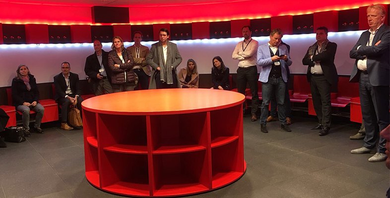 Van het fantastische decor bij #JADS #BrandLoyalty &amp; #PSV nu richting de drukkerij van @persgroep_nl &amp; #Noble. #SalesforceInspirationTour