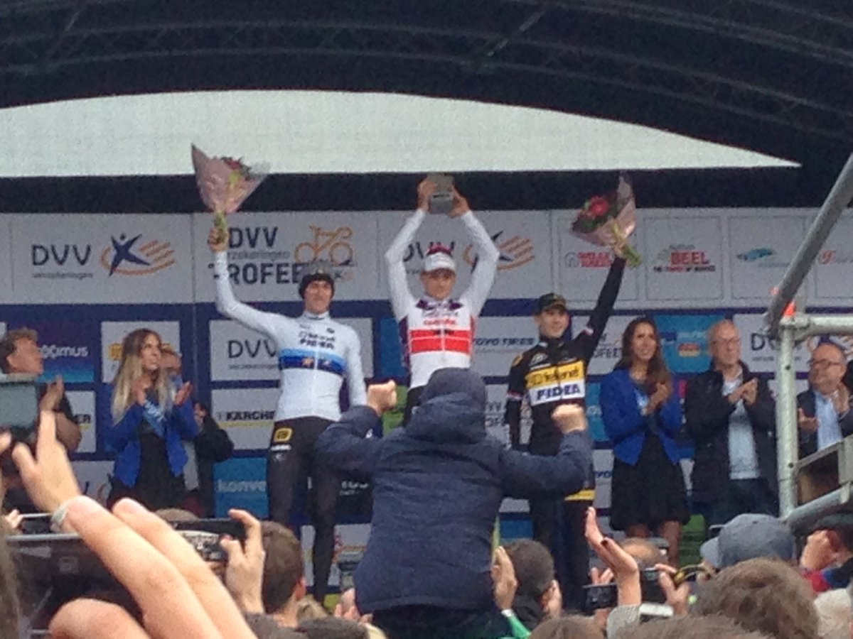 SophieeMathieu's tweet photo. Top 3 van de Koppenbergcross @mathieuvdpoel @ToAerts @larsvanderhaar https://t.co/KORk3xI8oB