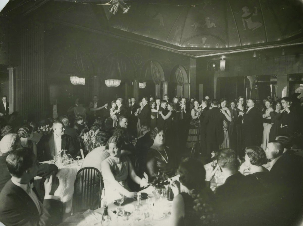 Koe #kieltolaki viikossa 9.-15.11! Liity jo nyt 20-luvun seurapiireissä liihottavan <a href="/NeitiSofia/">Neiti Sofia</a> n seuraan 🥂
Kuva: Hotelli- ja ravintolamuseo