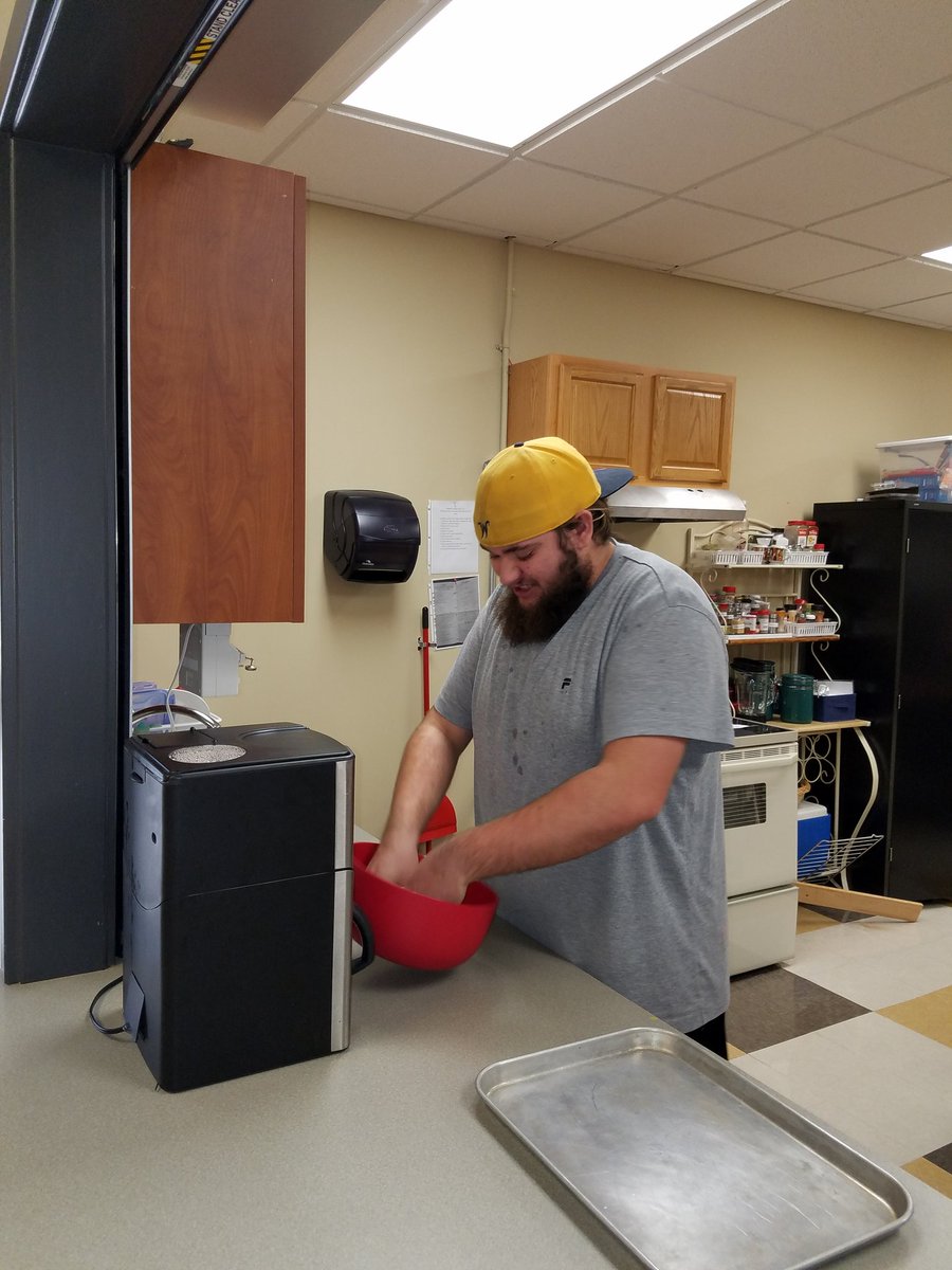RKhosravipour's tweet photo. V.C. TLC students preparing lunch as part of our Nutrition and Wellness class.  #vctlc @USD262 https://t.co/dLEYHe38n3