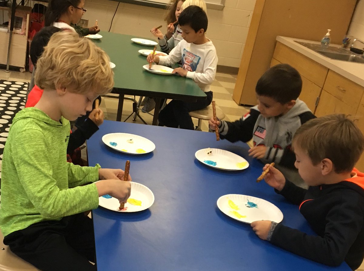 artloverssamler's tweet photo. Kinders using all five senses to learn about Art! Yummy! https://t.co/fj3mqTCyrH