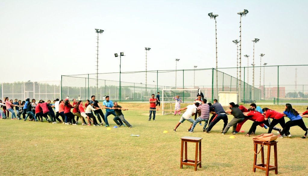 MNCinTIET's tweet image. #SpinTime -1 it was last Saturday. Faculty, staff &amp;amp; students of #SCBC @ThaparUniv were spinning  the whole day. Cricket🏏 Footbal, Athletics &amp;amp; the most exciting Tug-of-War + Delicious Food &amp;amp; tons of fun. How about #SpinTime - 2 next semester !!