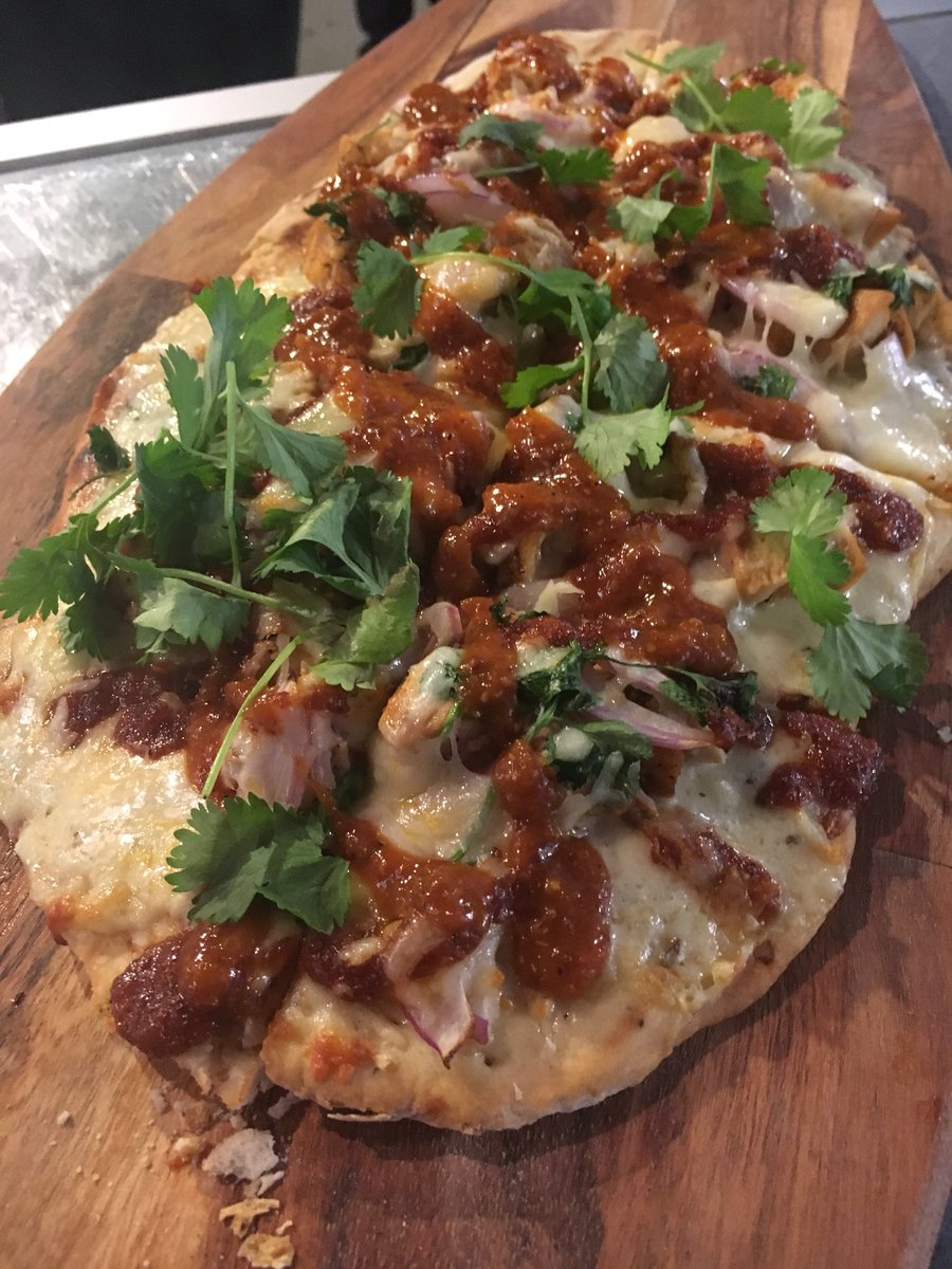theWrigleytaps's tweet photo. Lunch is served! Introducing our Garlic white sauce grilled chicken flatbread #thewrigleytaproom https://t.co/ngBxKilxV8