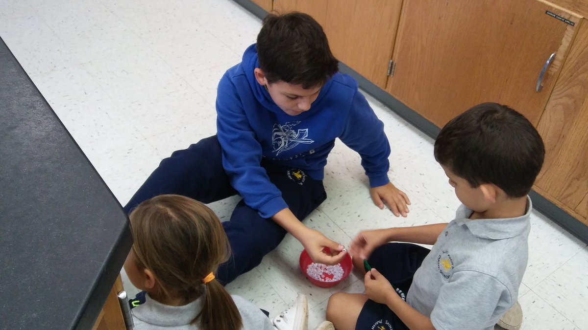 MrsWStAls's tweet photo. Making and praying the Rosary. #equippingsaints #AllSaintsDay #wearestals @PhillyCathSch @ArchPhilly @GoStAloysius https://t.co/wEtTbRREMP