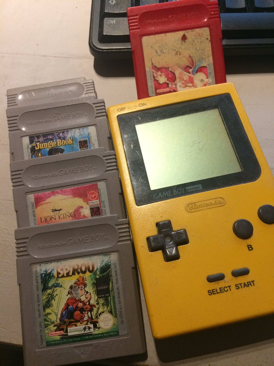 jetedevore's tweet photo. #TesUnVraiGamerSi Tu a ces deux consoles chez toi #RETROGAMING https://t.co/KMAQhbr6zS