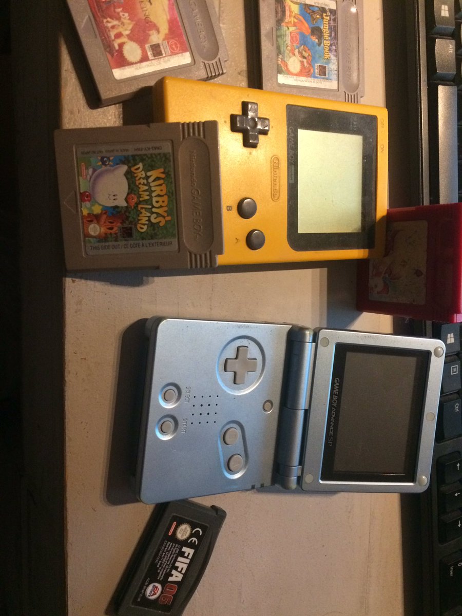 jetedevore's tweet photo. #TesUnVraiGamerSi Tu a ces deux consoles chez toi #RETROGAMING https://t.co/KMAQhbr6zS