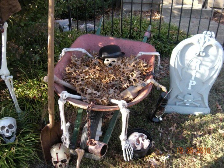 handygardenersc's tweet photo. Happy #Wednesday,#London #gardeners! #Messy #remains of the #Halloween #decaration in ur #yard can #horrific, so call us for the #cleanup! https://t.co/unjoxytgpN