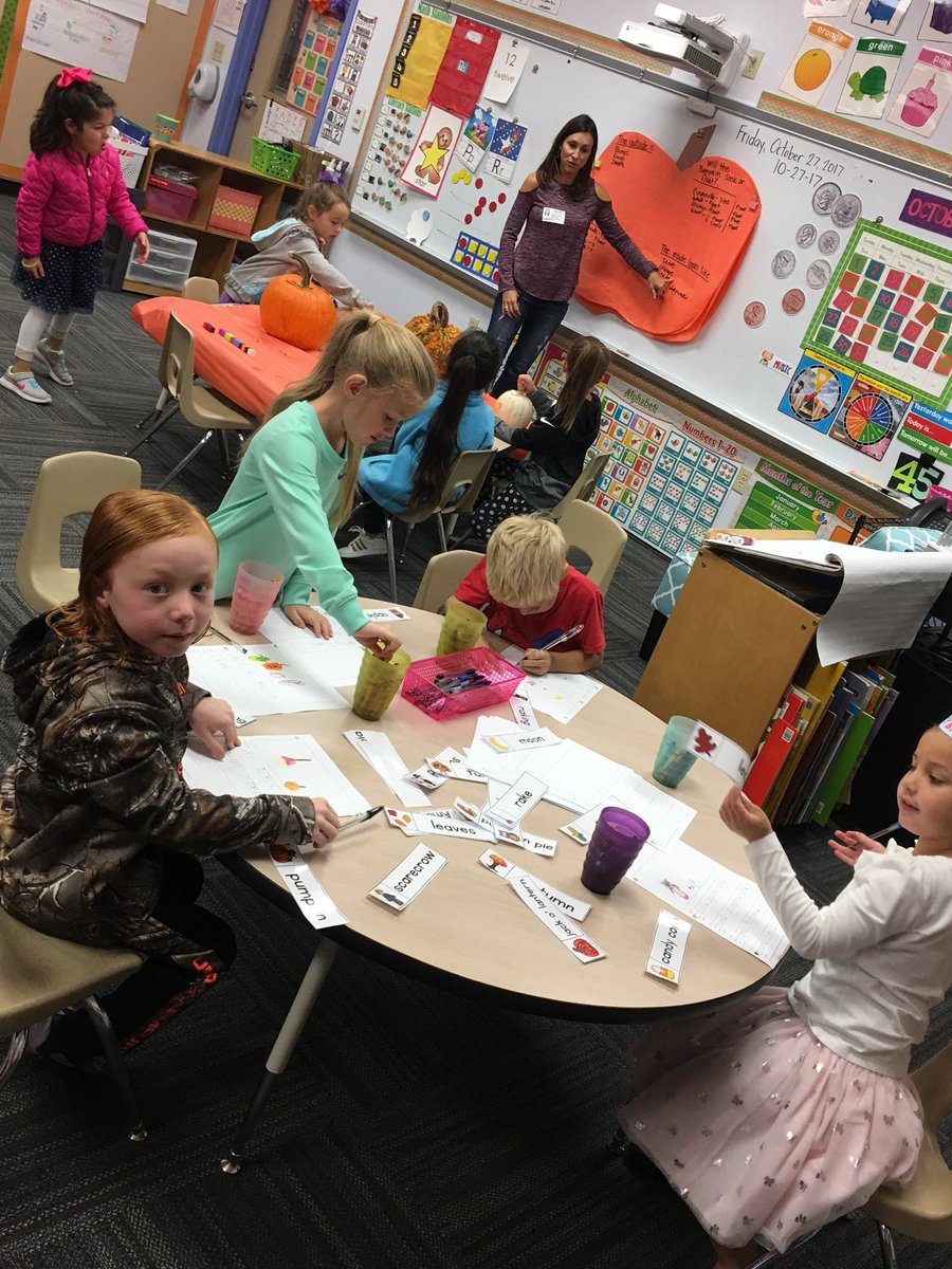 tami_vaughan's tweet photo. I have the best job ever! Pumpkin Palooza kindergarten style #pullenpride https://t.co/xwKt0ZxT5Z