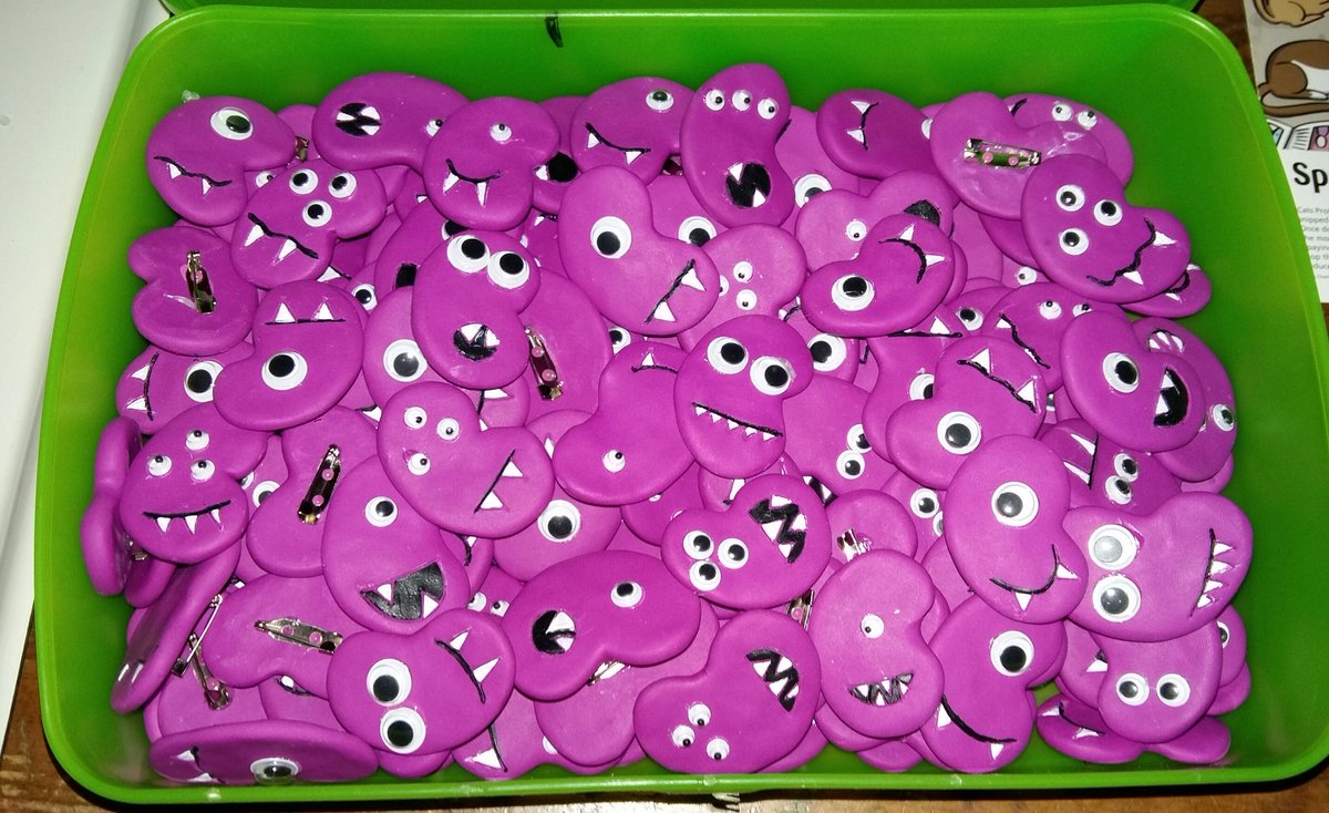 giraffespotter's tweet photo. @Kidney_Research I made these monster kidney badges to sell! Still selling them too so not totalled up yet! #SAYBOO #TEAMKIDNEY https://t.co/H1FEWqEzrf