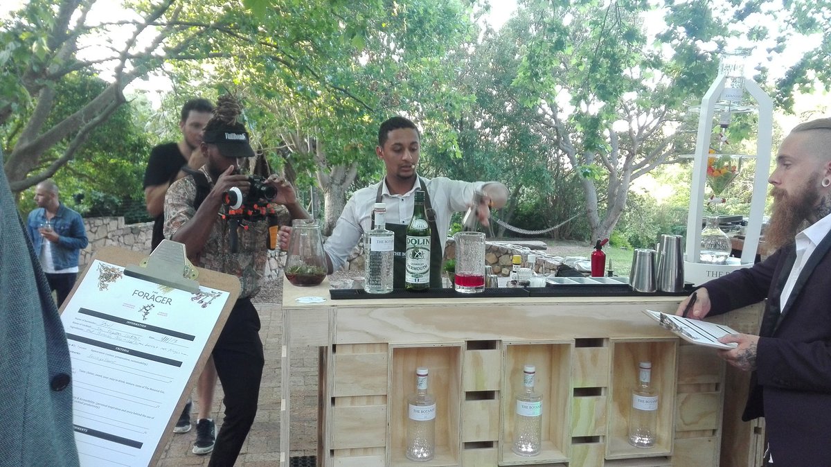 ILoveFoodiesCT's tweet photo. CT finalist Charl making his invention The Forgotten Cocktail for the Forager 2.0 Finale..  @TheBotanistGin #TheForagerSA #TheBotanistGin https://t.co/dQERVs9Wcu
