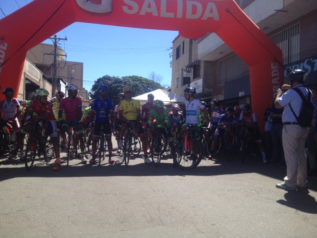 Guti99's tweet photo. #VVEN2017 Pelotón comandado por los líderes de las distintas clasificaciónes, minutos antes de la salida de la E6. #Ciclismo #FVC https://t.co/aQJKFI05SQ