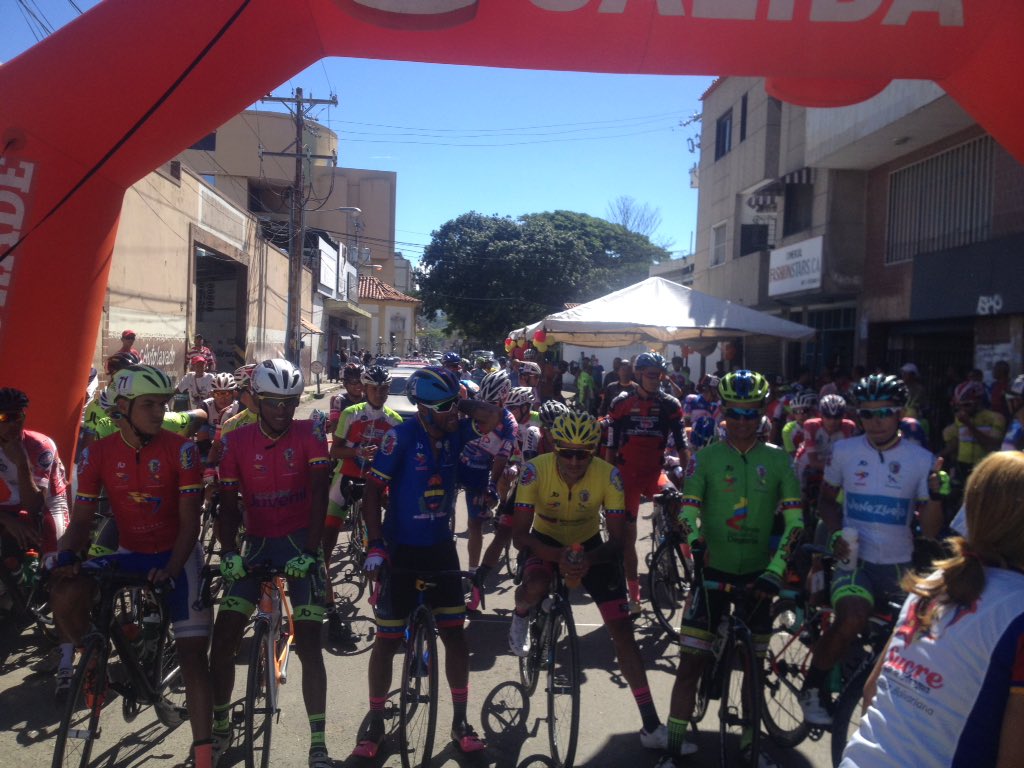 Guti99's tweet photo. #VVEN2017 Pelotón comandado por los líderes de las distintas clasificaciónes, minutos antes de la salida de la E6. #Ciclismo #FVC https://t.co/aQJKFI05SQ