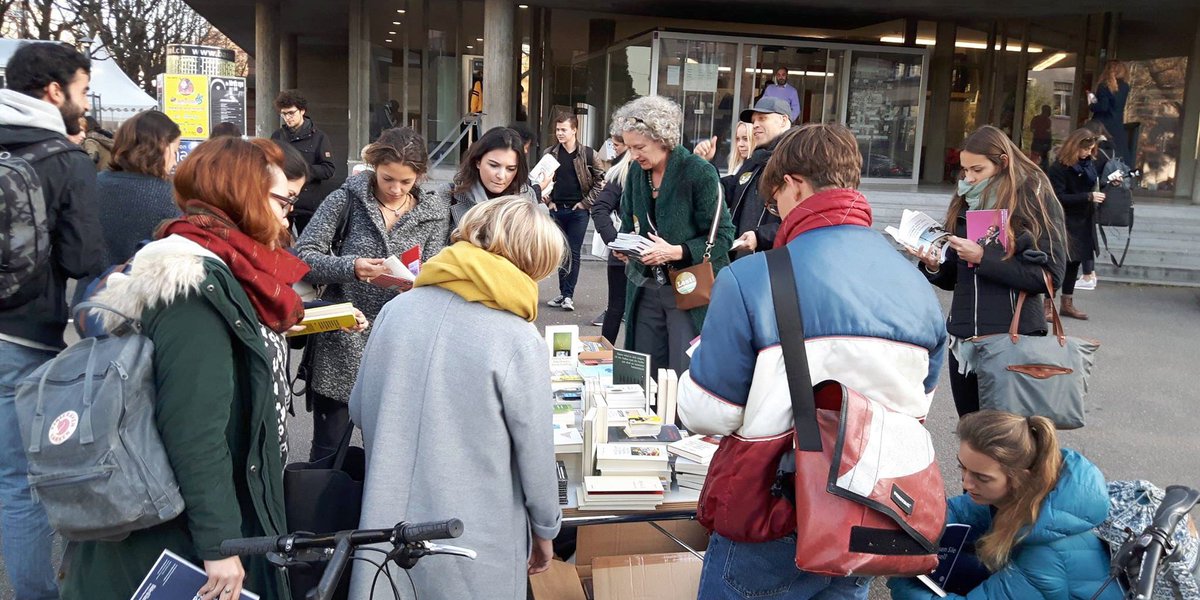 Die Bücherverschenk-Aktion im Rahmen der <a href="/BuchBasel/">BuchBasel</a> vor der UB Hauptbibliothek, noch bis 18 Uhr
Programm 10.-12.11.: buchbasel.ch