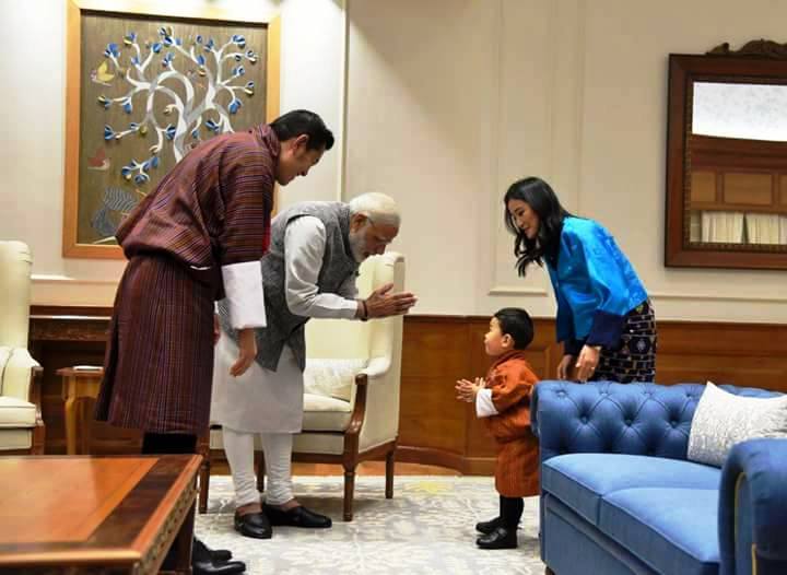 SeldenNinsel's tweet photo. Indian Prime Minister, Narendra Modi, greets Bhutan's young Crown Prince as the Bhutanese King and Queen look on- October 2017 https://t.co/RhWLStmbLf