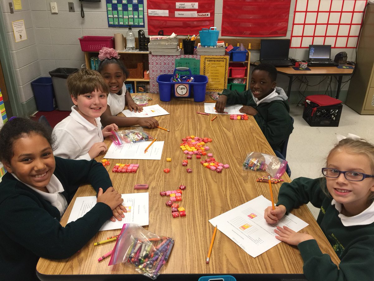 MichelleABurde3's tweet photo. Problem Solving w/Area! #mathtasks #squareunits #thatssomertz #perseverance @EicholdMertzMST @teacher2teacher https://t.co/Xu5cB3lpqz