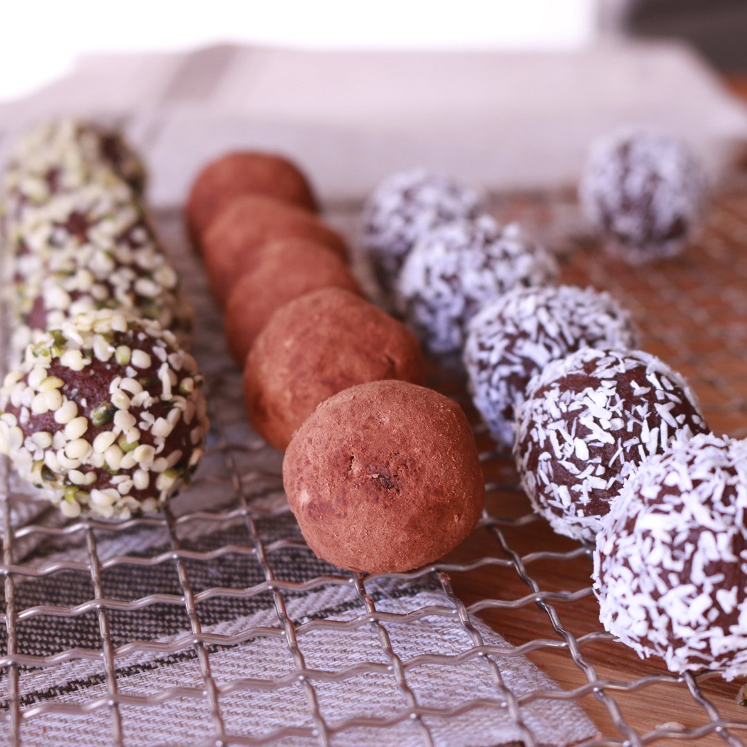 RawmanceFood's tweet photo. Happy #WorldVeganDay! 🌱 To celebrate I made this raw chocolate truffles with coconut, hemp seeds and stuffed with hazelnut.
#Vegan #GoVegan https://t.co/ECtgmV0x3P
