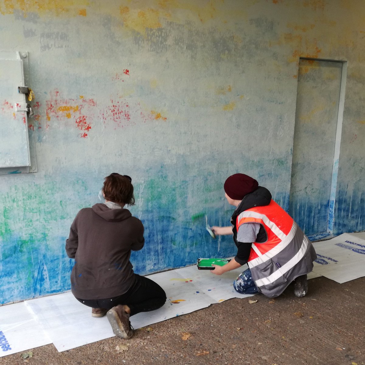 snigskitchen's tweet image. Here's Tamara (@mosaicallsorts) working with @Huckelberri1 to create new #StreetArt for Catford! #Catford #se6 #nationofcatford