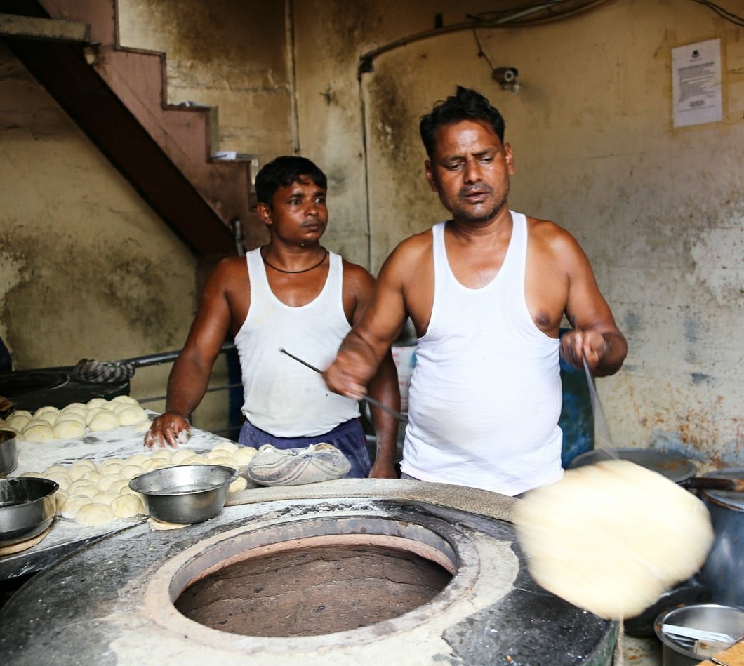 That's the good stuff, straight from the tandoor oven. Sweet shot by our own Molly Milroy. #naangoals #indianstreetfood #travelindia #naan