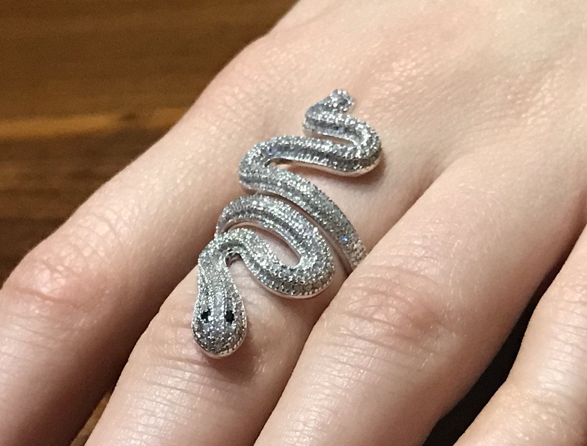 csiuchong's tweet image. We weren’t able to dress up last night because of other plans but @linaiacobelli ‘s ring represented. #LookWhatYouMadeMeBoo