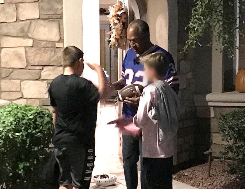 BleacherReport's tweet photo. O.J. Simpson greets trick-or-treaters in his Buffalo Bills jersey https://t.co/GBxXuB75BQ https://t.co/U1C2b039KK