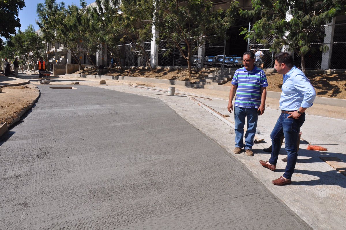 _RaulCruz_'s tweet photo. Obras de calidad que beneficiarán a más de 1200 vecinos con la pavimentación de concreto hidráulico en calle 13 de Diciembre. https://t.co/pB0itbVtzV