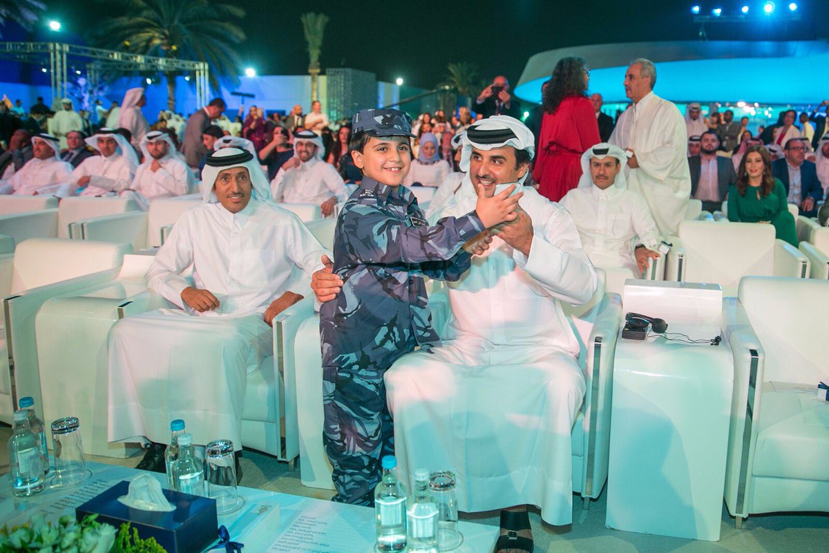 A_AlAthbah's tweet photo. الطفل القطري: لا تصوروني وأنا أصور سيلفي مع #تميم_المجد يا إخوان 😊
#الجزيرة21 https://t.co/gXOlbELR5o