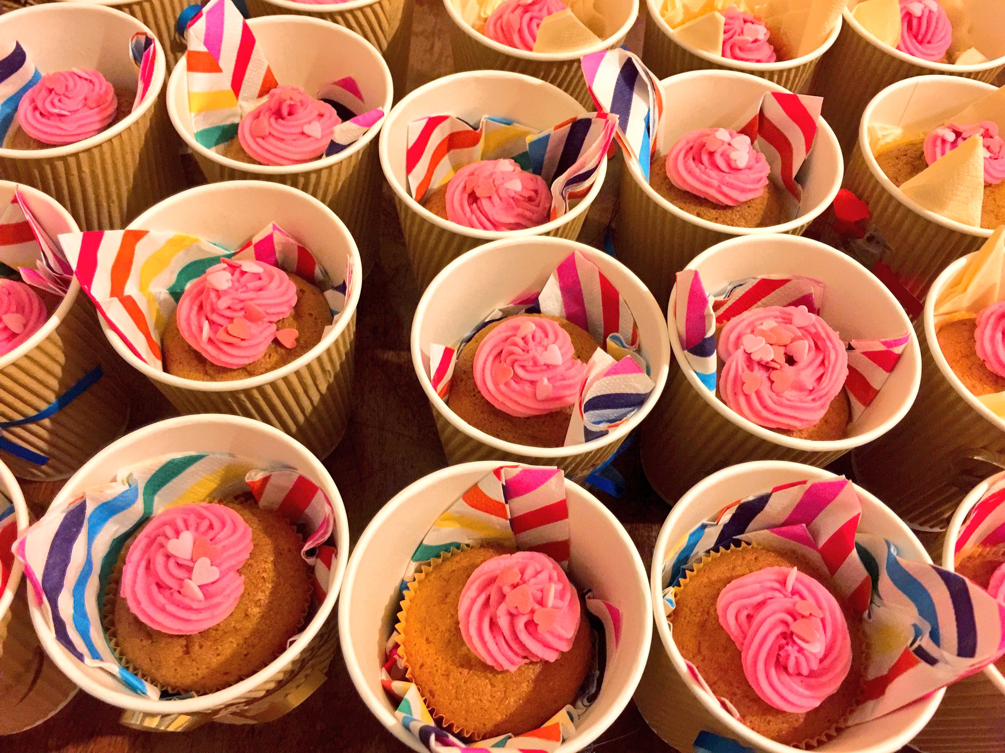 Twitter 上的 𝖸𝗈 𝖮𝗄𝖺𝖽𝖺 今日初めてカップケーキ作って気がついたんだけど プレゼント用ラッピングが難しい 数も多いし小さな ケーキ箱もない 袋だとクリーム崩れる どうしようかと思案した末 大きめ紙コップでいけると発見 三角に折った紙ナプキン下に敷い