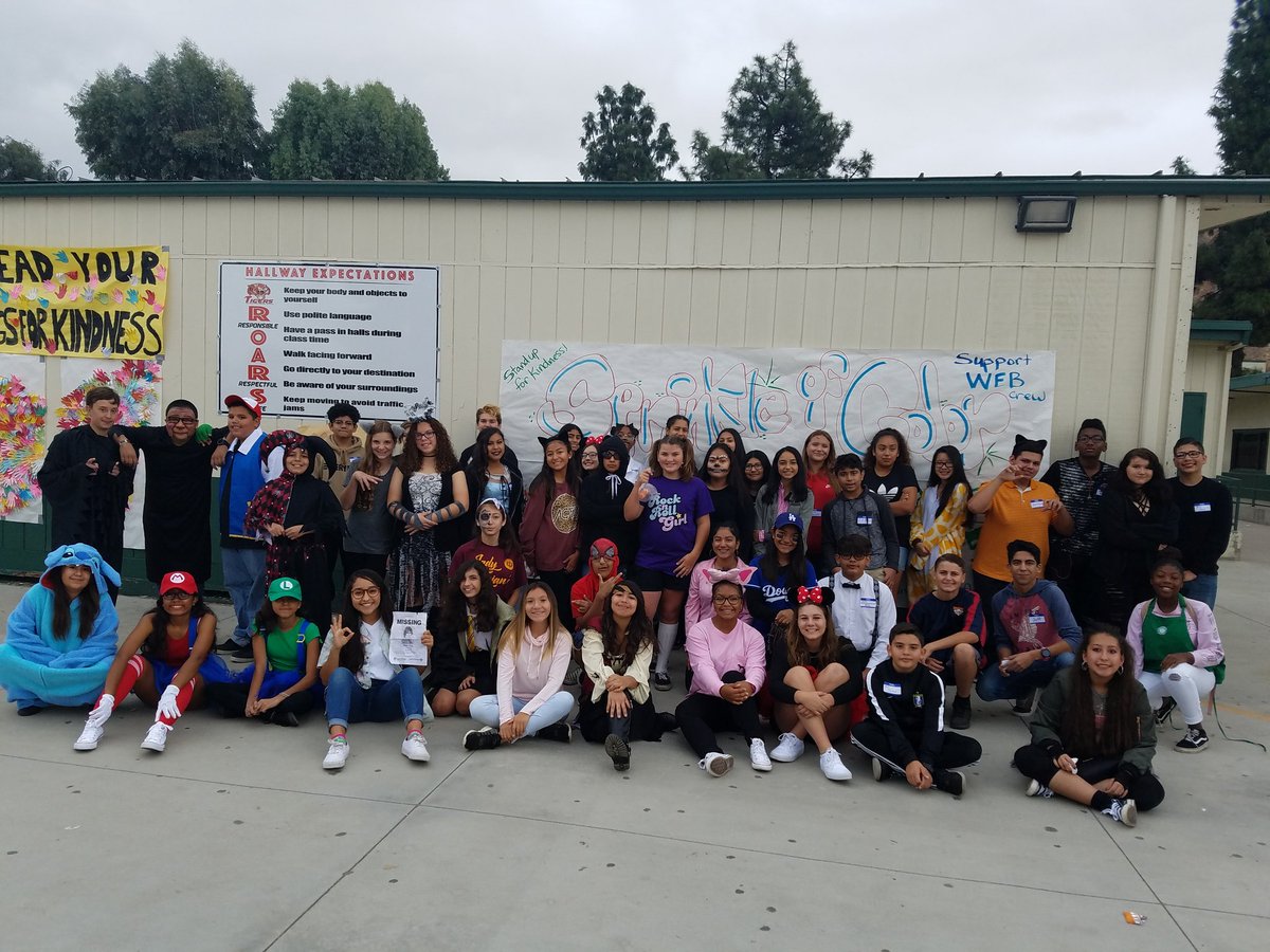 THMSWEBcrew's tweet photo. #THMSWEBleaders dressing up to support yearbook and newspaper. @THMS_CJUSD https://t.co/s4pGEyovAW