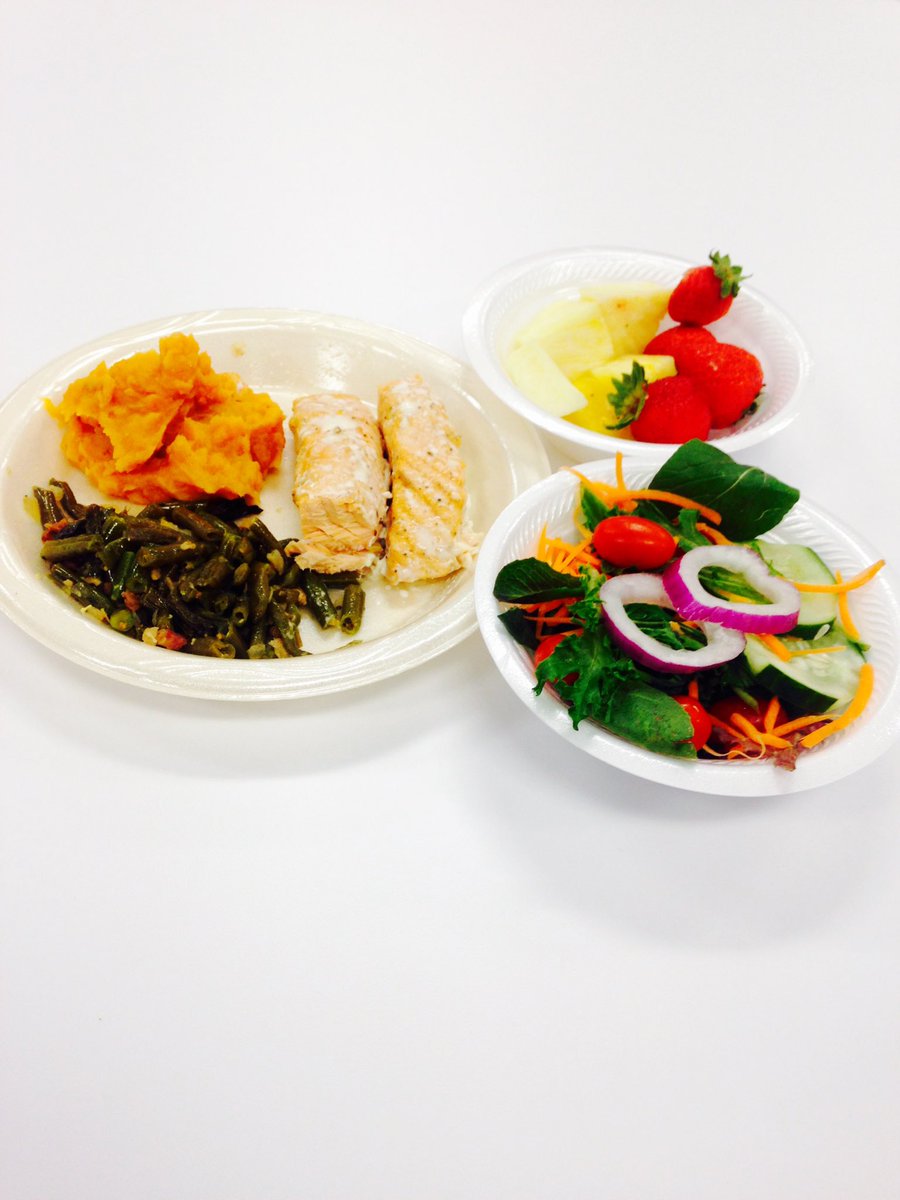 UHNutrition's tweet photo. Tonight's training table 
Salmon 🐟
Mashed sweet potatoes 🍠
Fruits &amp;veggies 🍓🍍🥕🥒🍅

💪🏼🐾🔴⚫️ #fuelingcoogs https://t.co/YD9iKLXJmx