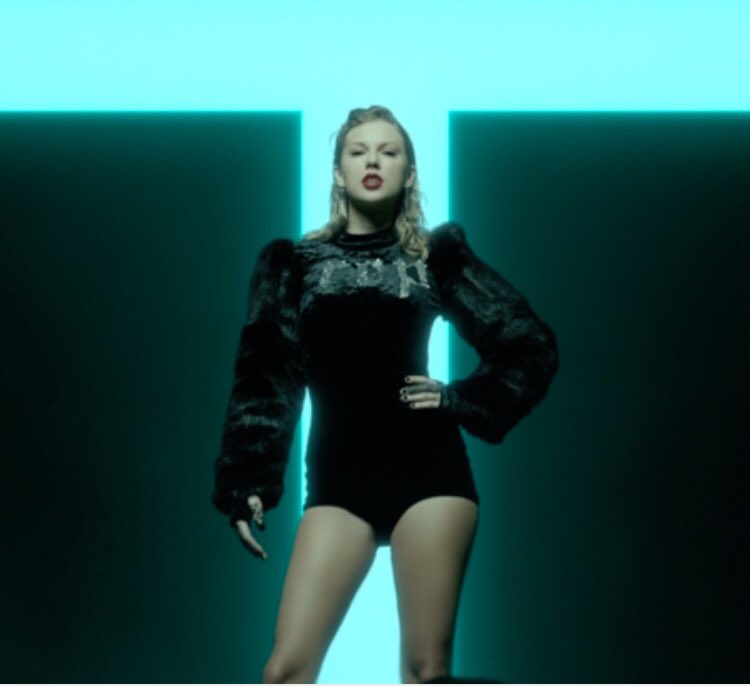 almostfuckingdo's tweet image. I handmade a costume of my dog! #LookWhatYouMadeMeBoo