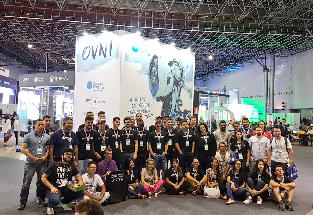 CampusPartyBRA's tweet image. Caravana Norte de Minas em peso para aproveitar toda a #CPMG2 na #Finit2017. Fala se não é lindo ver tanto campuseiro reunido? 🖖😍