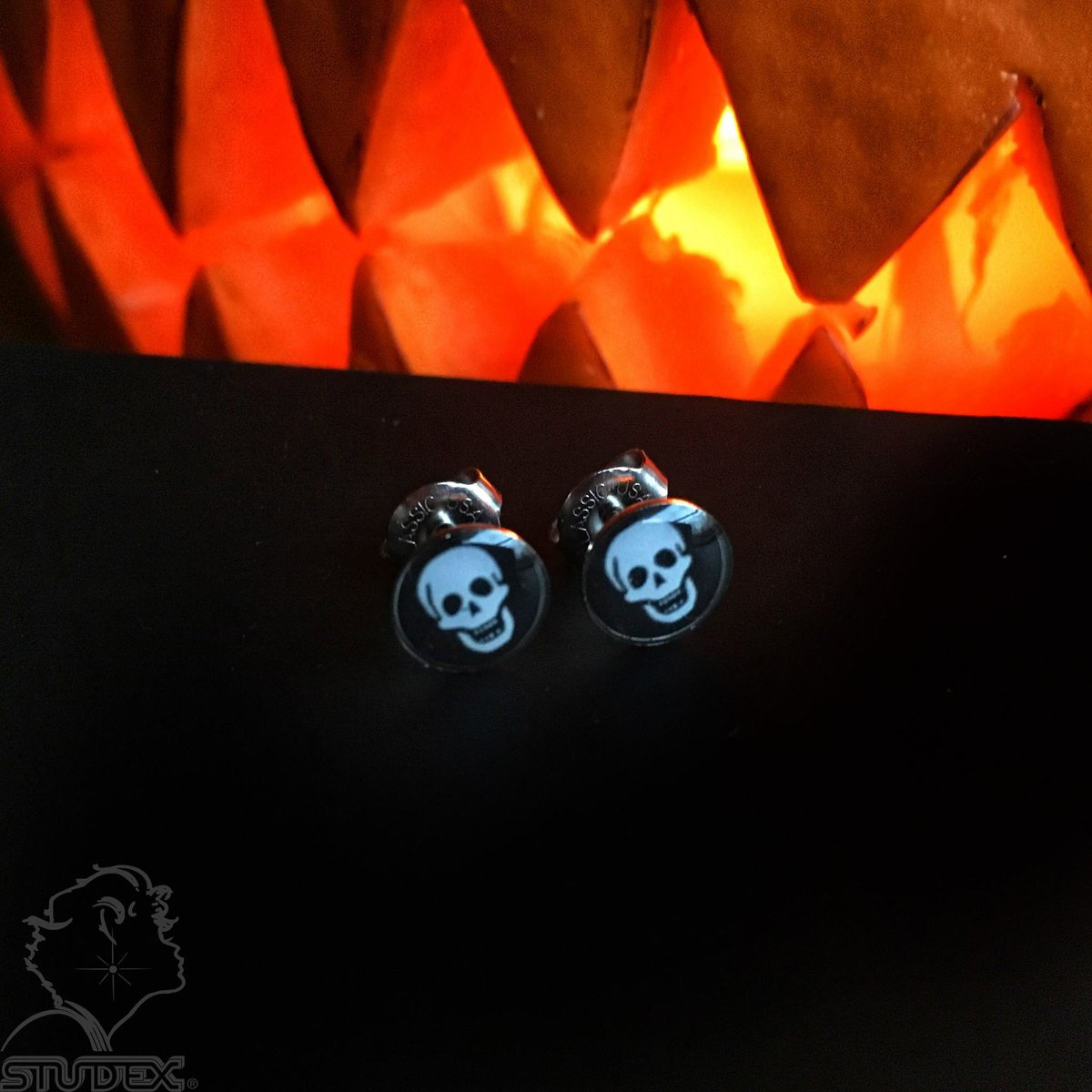 StudexHungary's tweet photo. #Studex #earring #StudexSensitive # skull #Halloween2017 #halloweenearring #earpiercing https://t.co/Byb36b6UWC