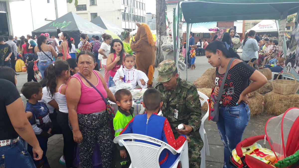 Ejercito_Div5's tweet photo. #BAMUR 5 celebró el día del niño municipio de Calarca  donde se apoya con globoflexia y pintucaritas a los niños. https://t.co/HS6w4dt5tl