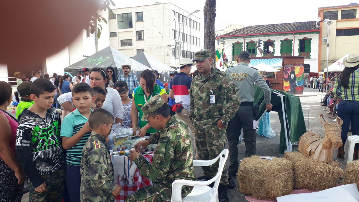Ejercito_Div5's tweet photo. #BAMUR 5 celebró el día del niño municipio de Calarca  donde se apoya con globoflexia y pintucaritas a los niños. https://t.co/HS6w4dt5tl