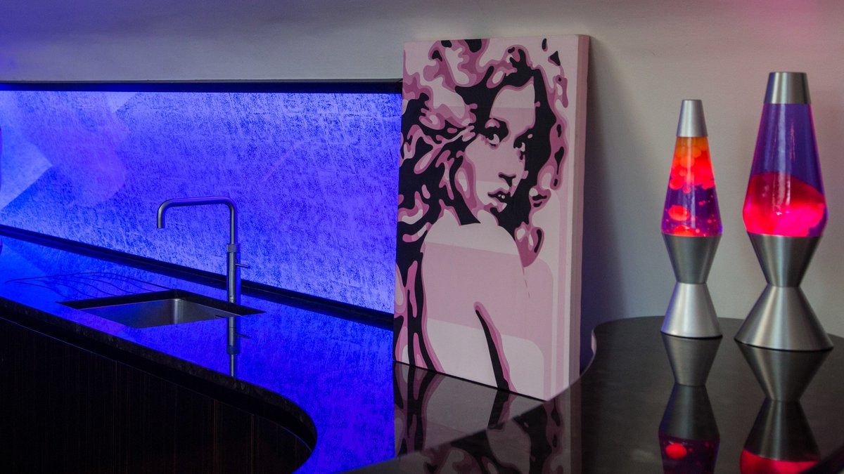 #Amazing effects with colour change #LED lighting pix of splashback show 3 colours &amp; silver leaf #designer kitchen ow.ly/Qe2v30ghBRH