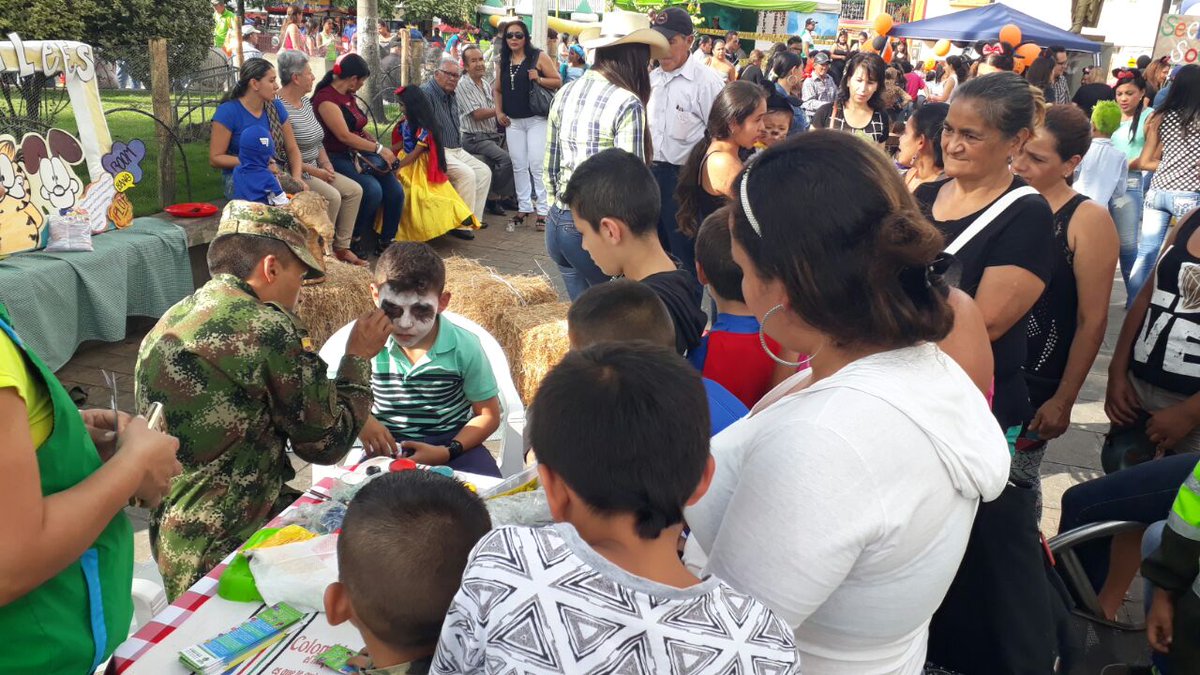Ejercito_Div5's tweet photo. #BAMUR 5 celebró el día del niño municipio de Calarca  donde se apoya con globoflexia y pintucaritas a los niños. https://t.co/HS6w4dt5tl