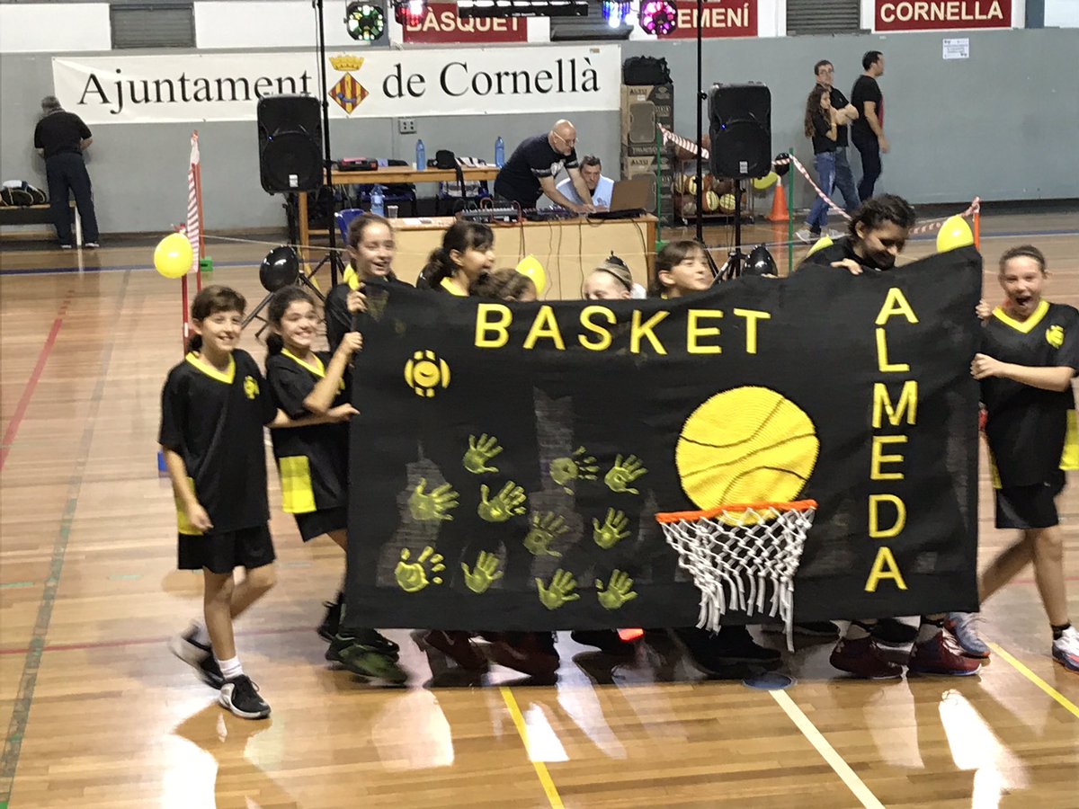 iriaam_basket's tweet photo. #minijefasonfire #miniguerreras @FemBasketAlmeda #presentacio1718 #concursdepancartes #MF07 #olemicarmen @nnamatas @Anna_Gonzalez11 https://t.co/HD92PLSkjx
