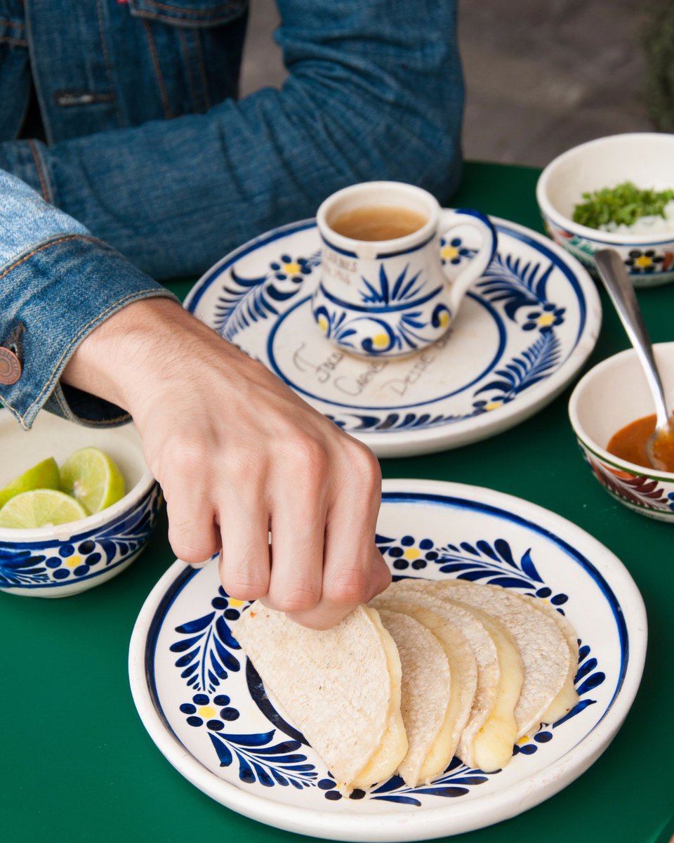 El excelente acompañante para tu carne en su jugo son las quesadillas con tortillas recién hechas de @focoalaire 👏🏼

#MercadoMexico