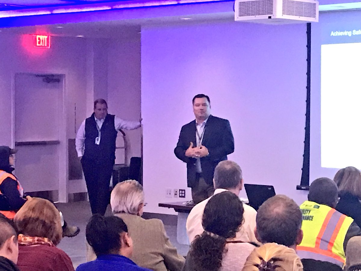 @Rick_Hoefling hosting informative TownHall for our #United2WinNYC Team. @weareunited it’s up to all of us to #ProtectTheProduct @united.