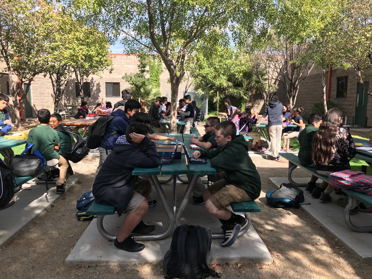 MabelEvans17's tweet photo. 6 grade students enjoying #LibraryInTheSun #StallionsLeadTheWay 🌞 https://t.co/qwBeITVmR3