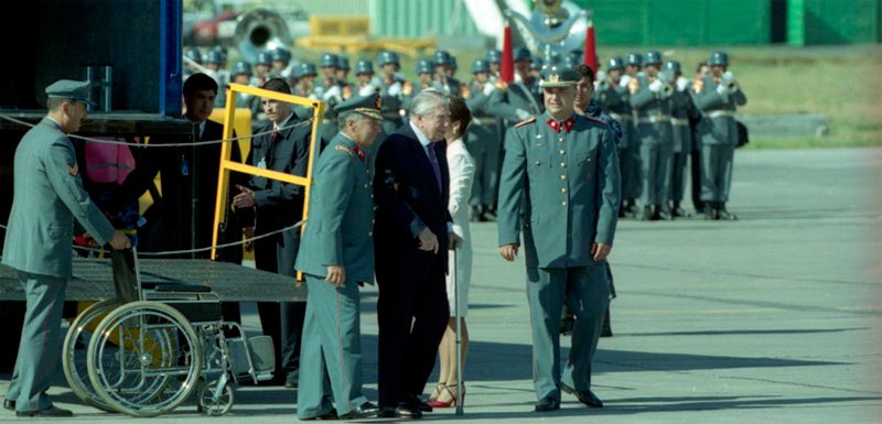 chileconvoca's tweet photo. Democracia Pactada: Frei trajo de vuelta a Pin8, Correa defiende a Fuente-Alba #GeneralGate Lagos defiende a Cheyre (26 Consejos de Guerra) https://t.co/bRAauZ7odk